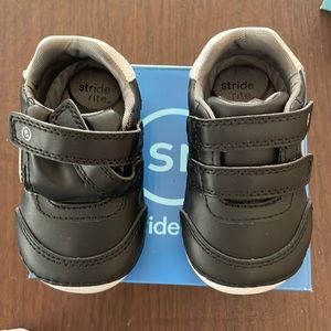 Stride rite, baby boy, black leather Velcro sneakers